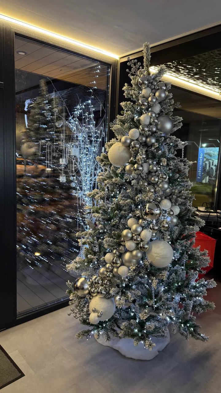 Festive tree in a restaurant lobby